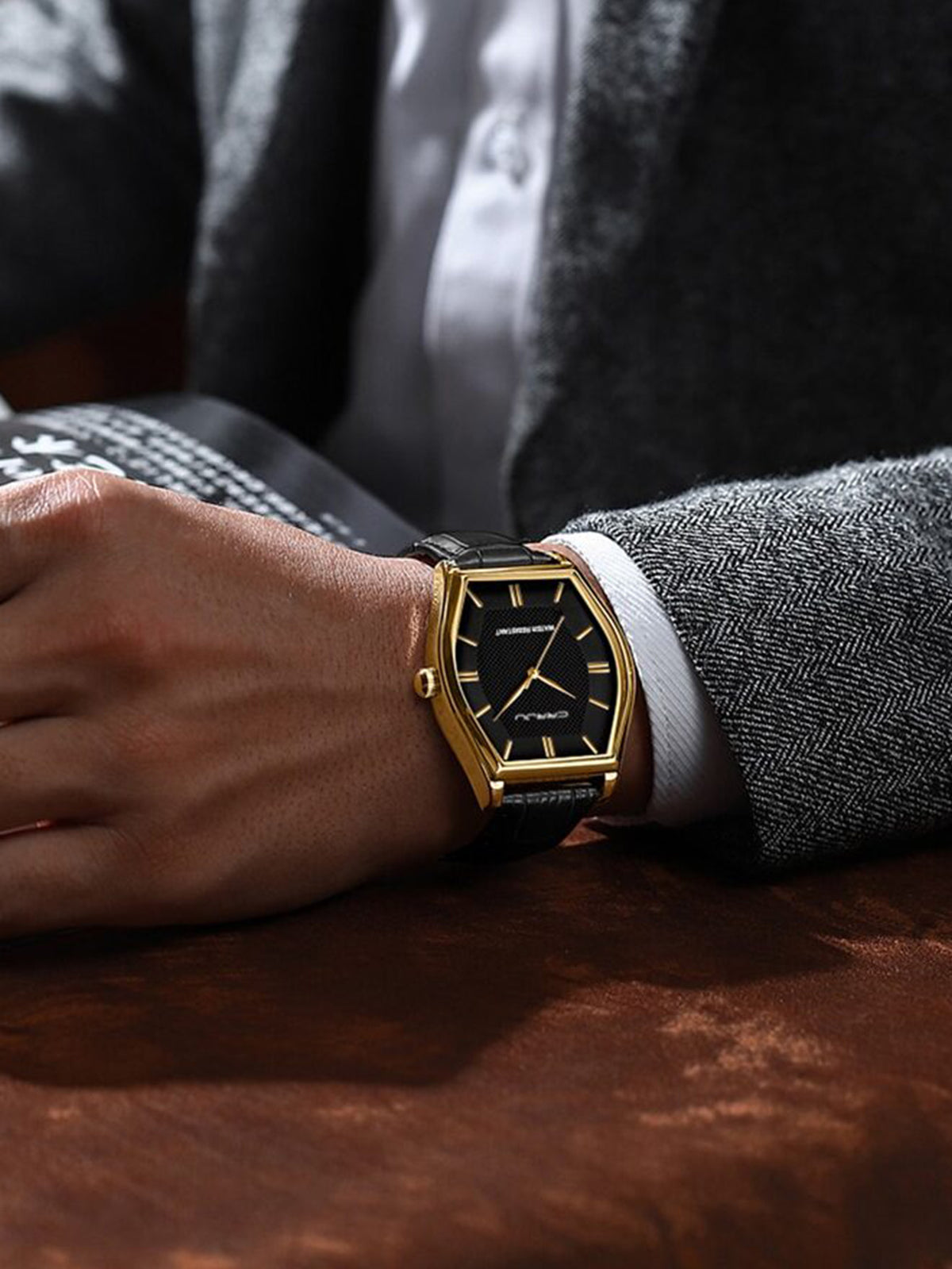 Relógio Caixa Hexagonal Dourado Couro Preto